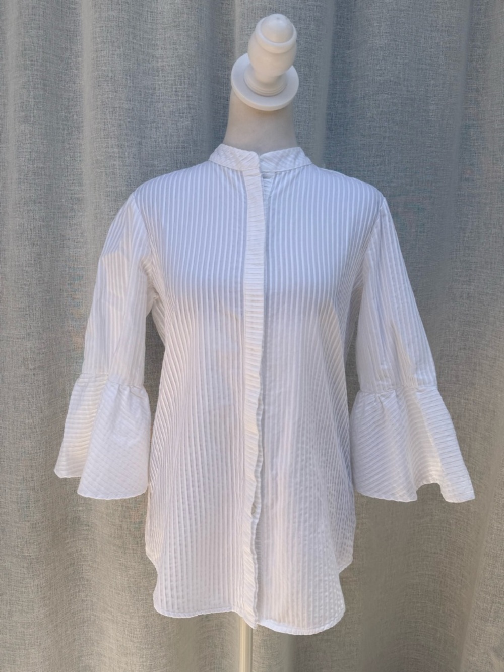 Poeta Palm beach white button down ruffle sleeve ribbed blouse